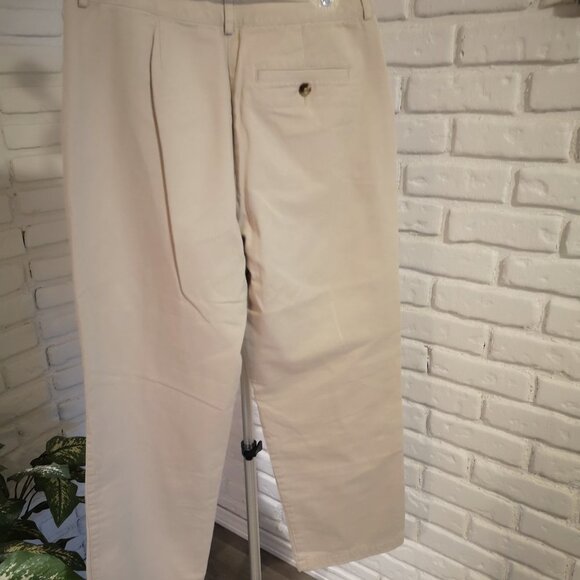 L.L. Bean Ladies Size 8 Petite Classic Fit Beige Straight Leg Lined Pants - Picture 2 of 8